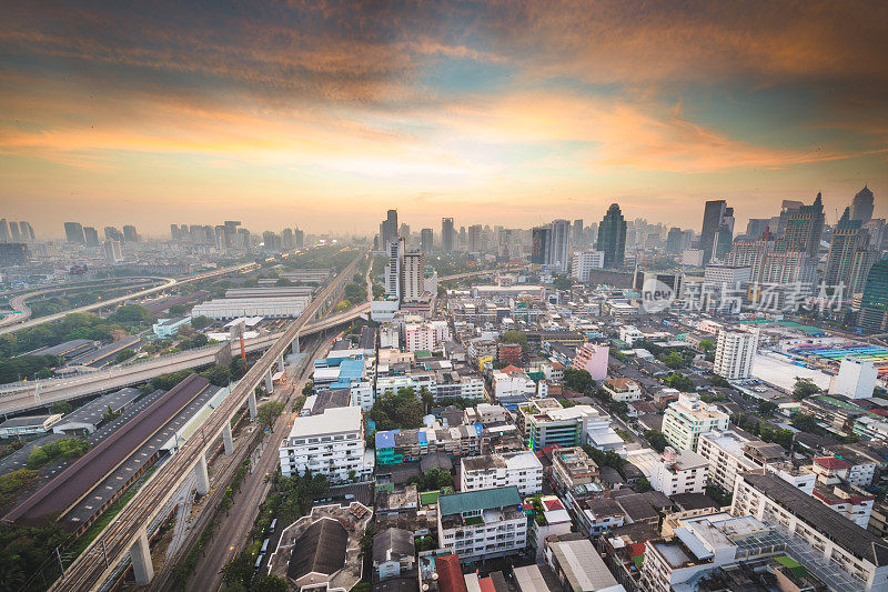 全景城市景观商业区(makkasan,baiyok, Ratchaprarop, patunam曼谷，泰国)鸟瞰高层建筑在黄昏